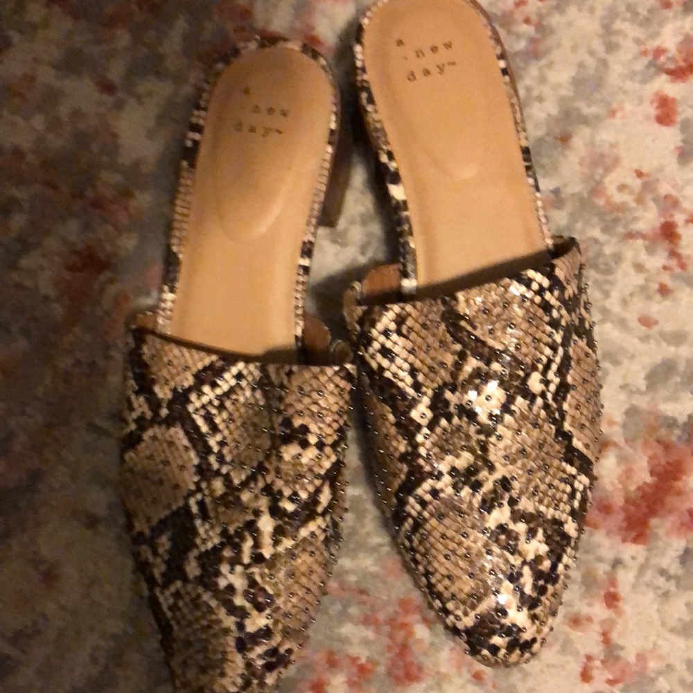 NWOT animal print mules Size 8.